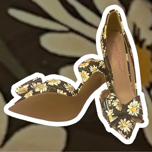 NWOT✨ BETSEY JOHNSON daisy 🌼 pumps - Picture 2 of 4